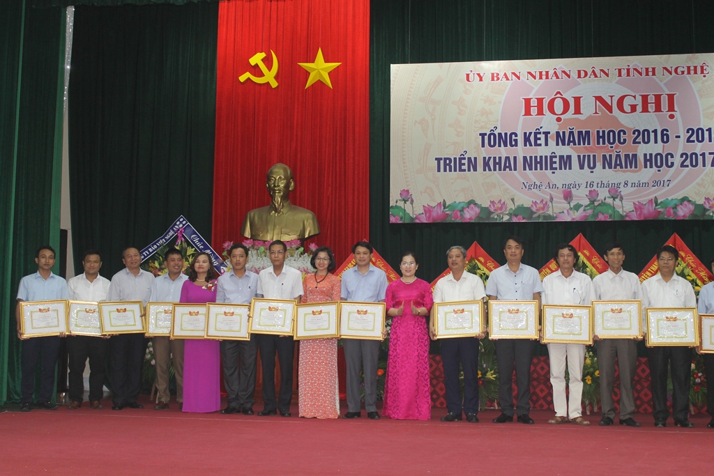Đồng chí Nguyễn Thị Kim Chi - Giám đốc Sở GD&ĐT tặng Giấy khen cho các tập thể, cá nhân xuất sắc