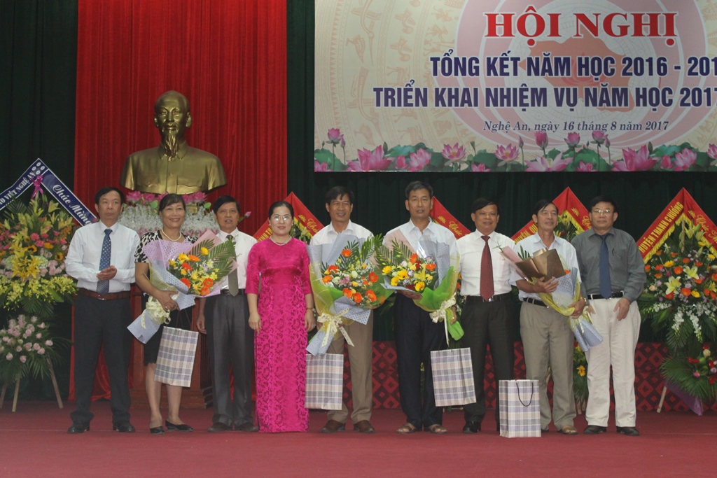 Lãnh đạo Sở GD&ĐT tặng hoa chia tay các cán bộ quản lý, nhà giáo nghỉ hưu theo chế độ