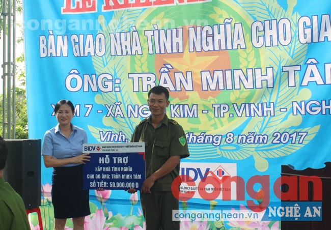 Đại diện ngân hàng TMCP Đầu tư và phát triển Việt Nam (BIDV) trao tặng cho gia đình anh Tâm 50 triệu đồng