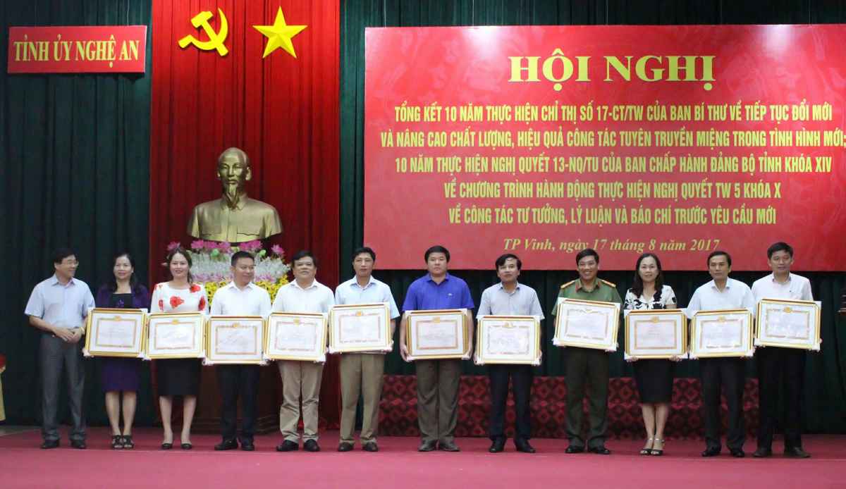 Khen thưởng tập thể có thành tích trong thực hiện chương trình hành động về công tác tư tưởng, lý luận và báo chí trước yêu cầu mới