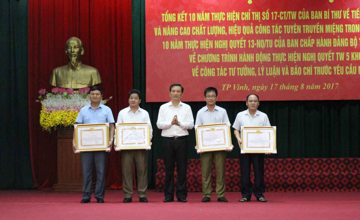 Khen thưởng cho cá nhân có thành tích trong công tác tư tưởng, lý luận và báo chí trong tình hình mới