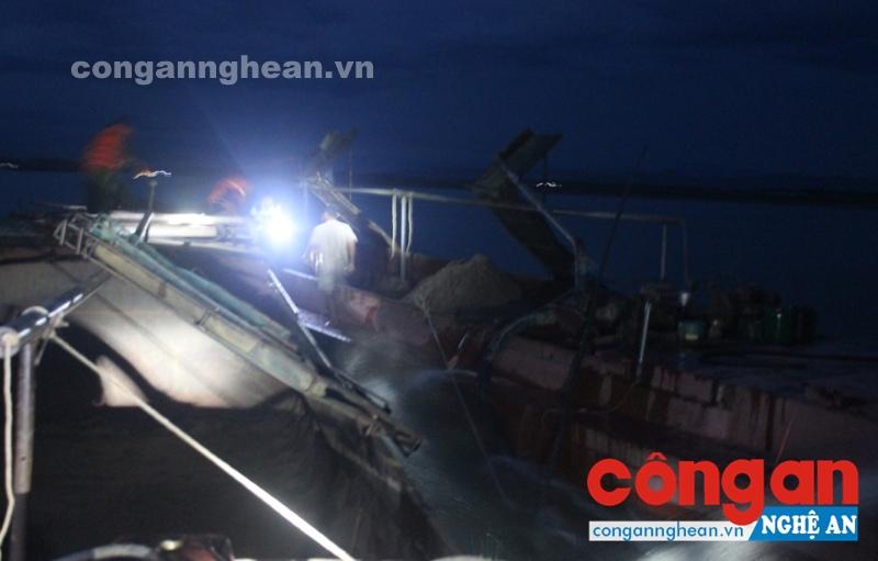 Tàu khai thác cát trái phép bị bắt lúc rạng sáng 16/8
