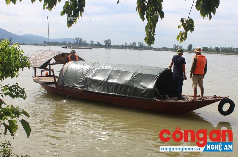 Thuyền gắn máy dùng để thu tiền của các chủ tàu khai thác cát trái phép trên sông La