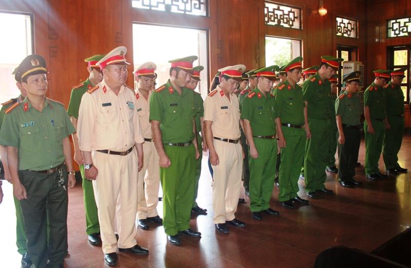 Công an huyện Nghĩa Đàn kính cẩn nghiêng mình tưởng niệm Bác