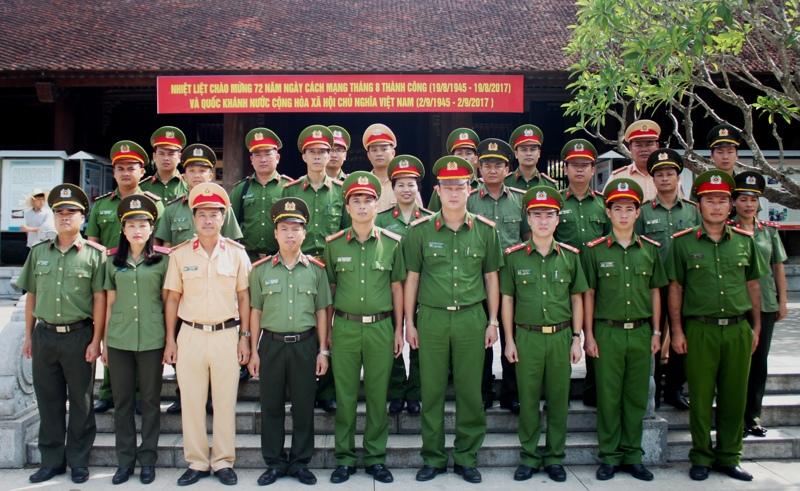 Công an huyện Nghĩa Đàn chụp ảnh lưu niệm tại Khu di tích Kim Liên