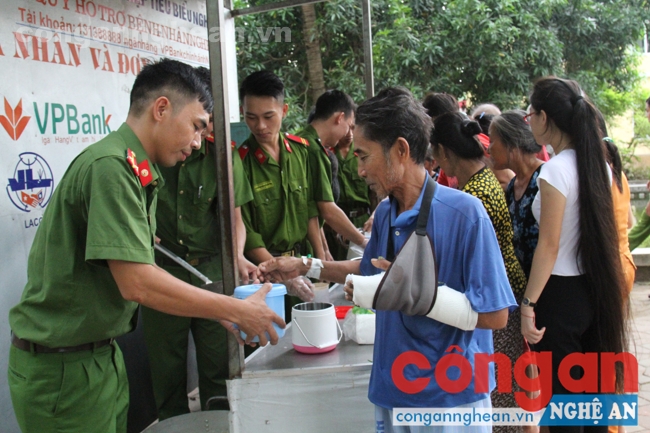 Ấm lòng bát cháo nóng hổi tình thương