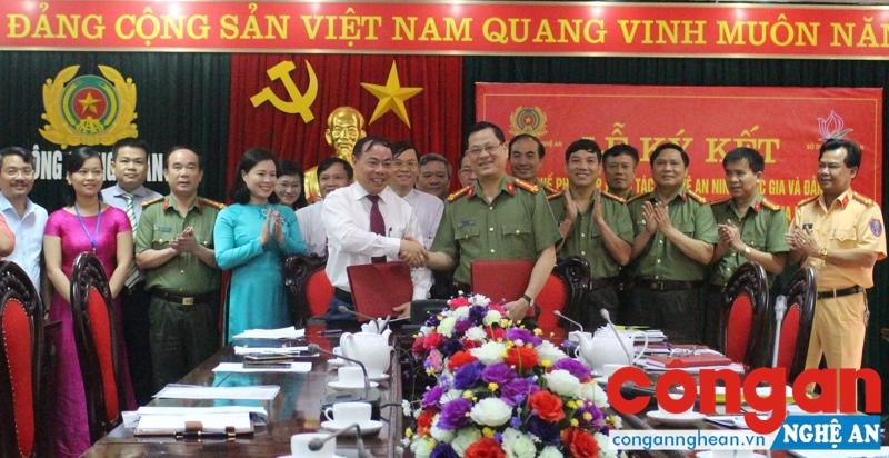 Công an Nghệ An thường xuyên phối hợp với các sở, ngành tăng cường đảm bảo ANTT trên địa bàn (Trong ảnh: Công an tỉnh và Sở Du lịch ký kết quy chế đảm bảo ANTT)