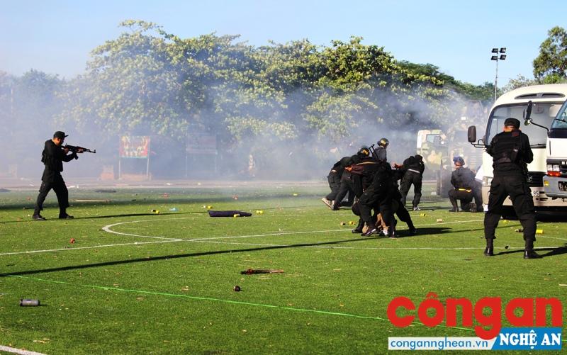 Lực lượng Công an thường xuyên luyện tập, sẵn sàng đáp ứng nhiệm vụ trong tình hình mới