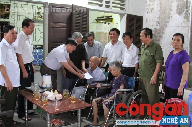 Thăm, tặng quà cán bộ Công an hưu trí có hoàn cảnh khó khăn