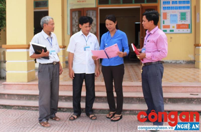 Tiêu chí ANTT được đảm bảo là yếu tố quyết định để các tiêu chí khác được thực hiện thành công (Trong ảnh: Công an xã Nam Cát, huyện Nam Đàn cùng các đoàn thể bàn giải pháp đảm bảo ANTT tại cơ sở)