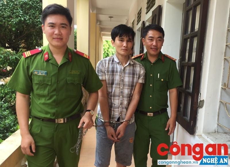 Cán bộ Công an huyện Tương Dương dẫn giải đối tượng Lương Văn Thăn về nơi tạm giữ