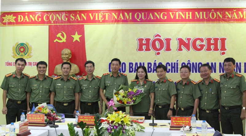 Đại diện lãnh đạo các báo tvaf quản lý báo chí CAND chụp ảnh lưu niệm tại Hội nghị giao ban báo chí CAND tháng 8/2017.
