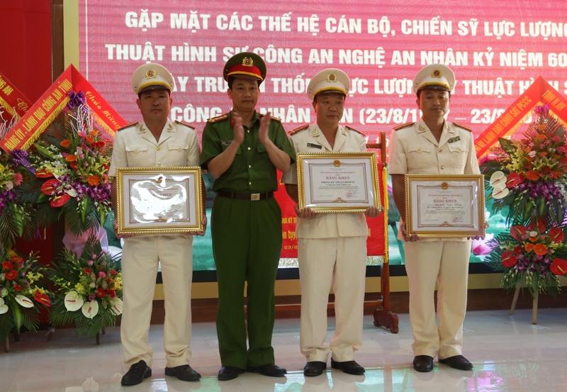 Đồng chí Đại tá Nguyễn Mạnh Hùng - Phó Giám đốc Công an tỉnh Nghệ An trao Bằng khen của Chủ tịch UBND tỉnh Ngệ An