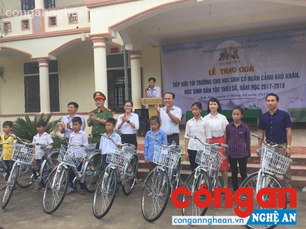 Trao xe đạp cho học sinh nghèo chuẩn bị năm học mới