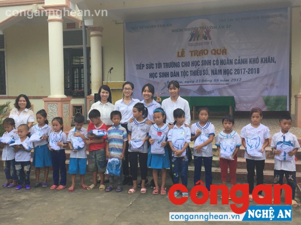 Trao tặng quần áo, sách vở cho học sinh nghèo, học sinh DTTS học giỏi