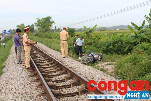 Đi xe máy qua đường sắt, bị tàu hỏa đâm tử vong