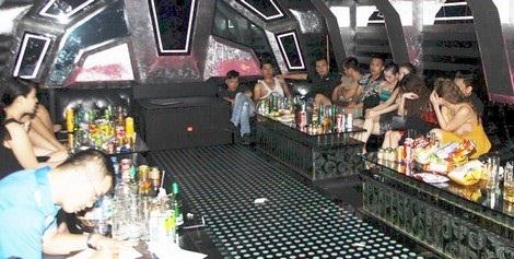 Phòng hát của Ruby Karaoke, dân chơi tha hồ thác loạn