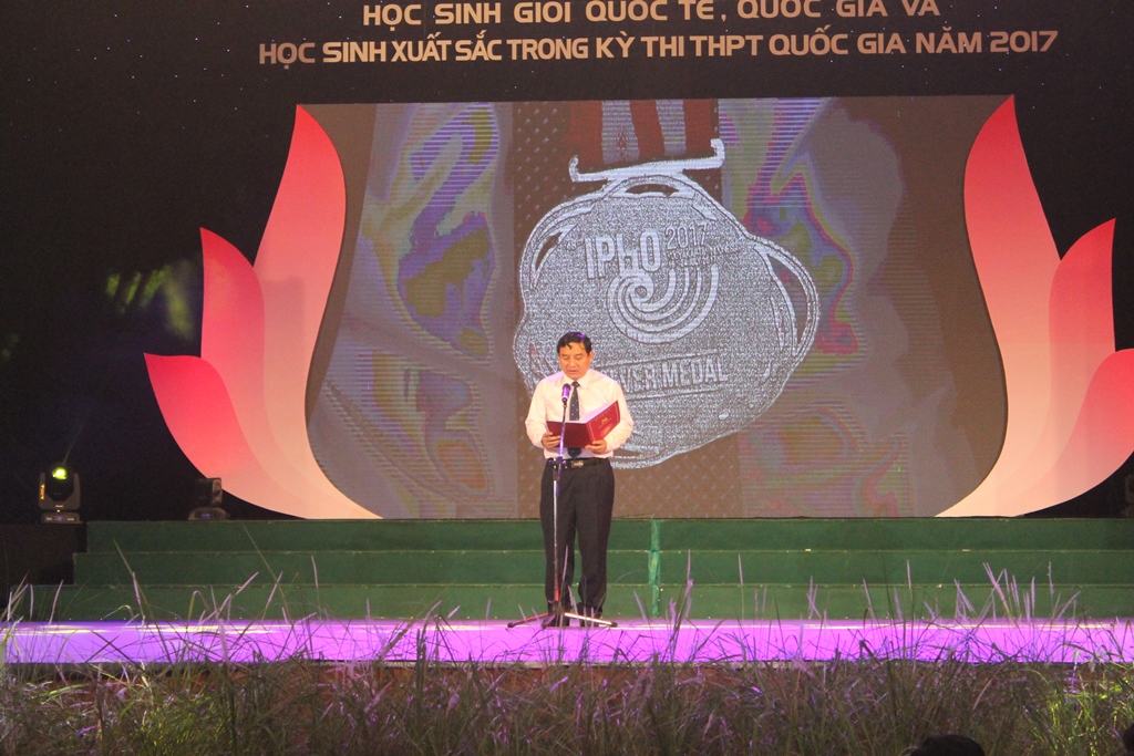 Đồng chí Bí thư Tỉnh ủy Nguyễn Đắc Vinh chúc mừng thành tích của thầy và trò xứ Nghệ