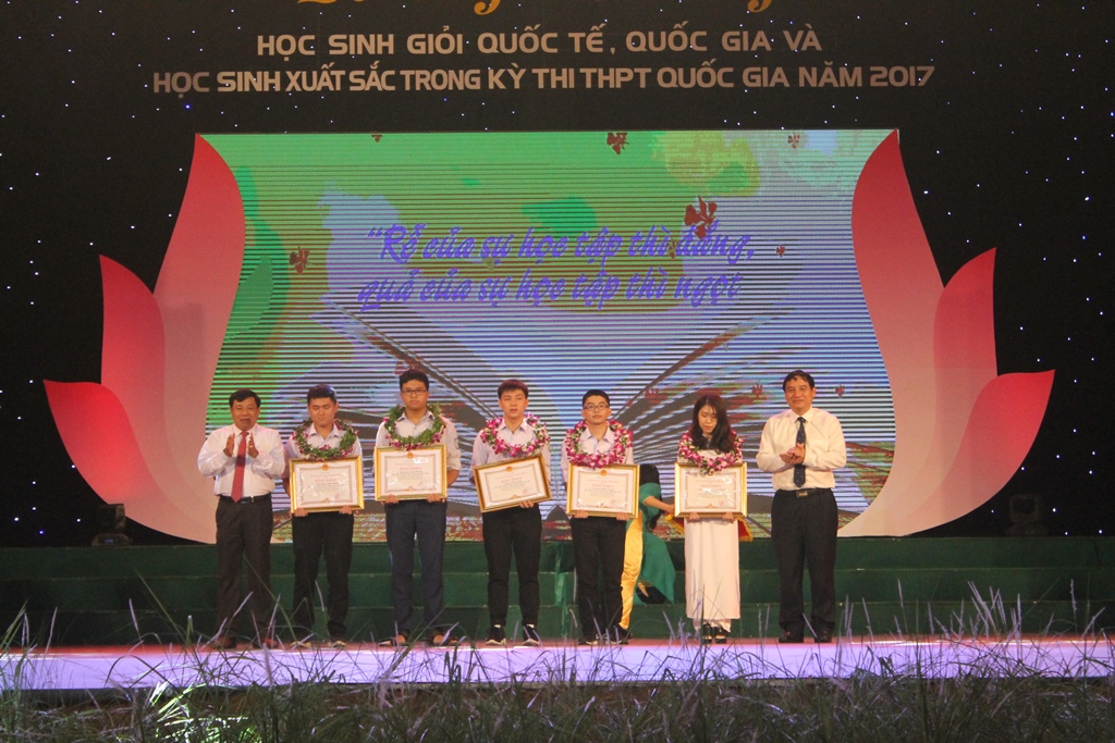 5 học sinh đạt thành tích cao ghi tên mình trên đấu trường quốc tế, khu vực