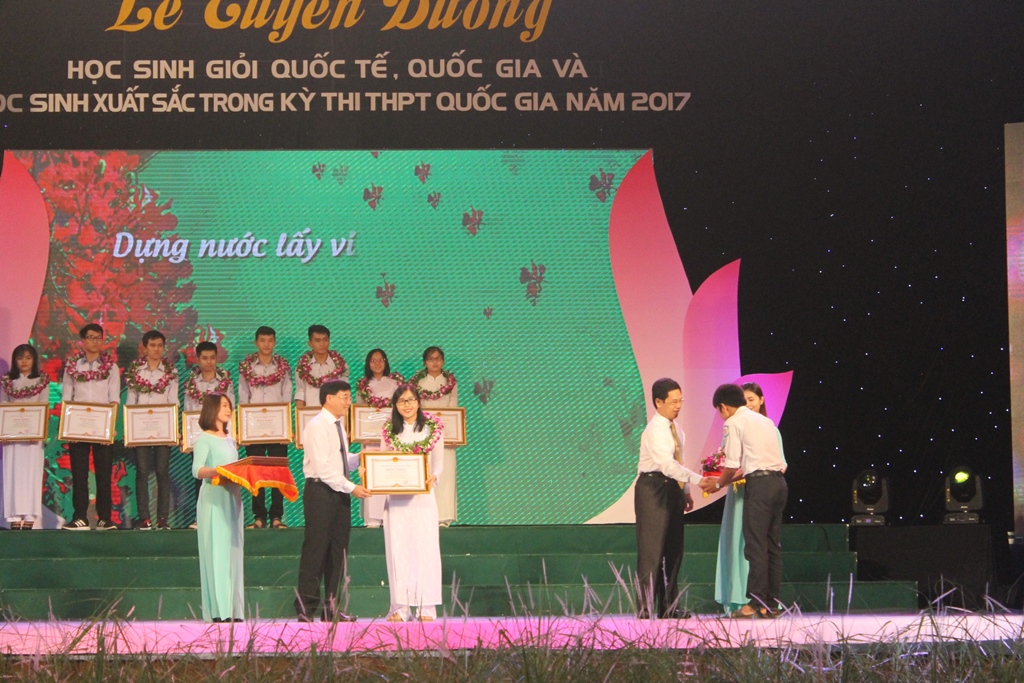 Dịp này tỉnh Nghệ An đã chi gần 2,5 tỷ đồng để trao thưởng cho các thầy cô giáo và học sinh