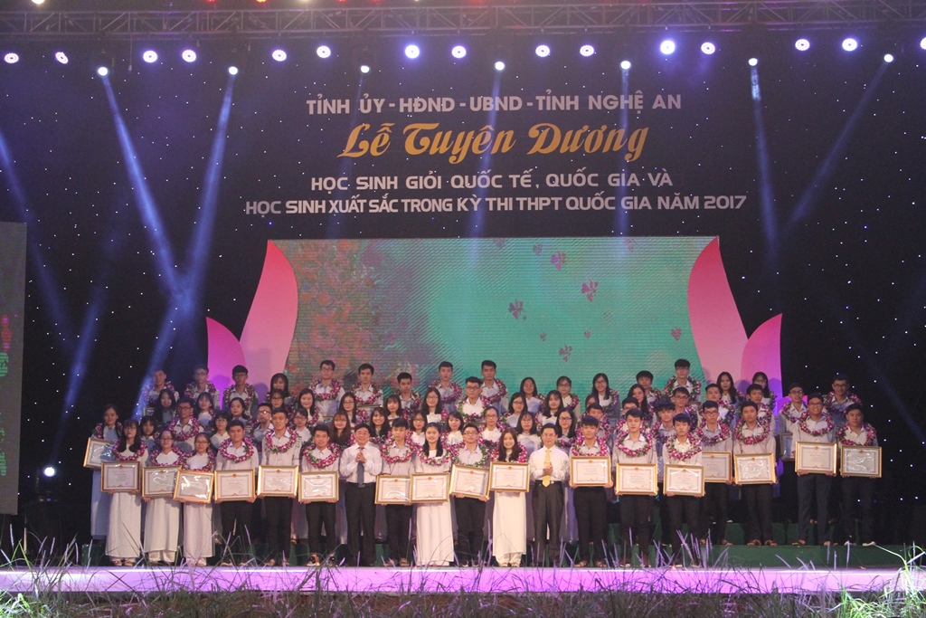 Đây là năm thứ 8 tỉnh Nghệ An tổ chức tuyên dương, trao thưởng cho các em học sinh đạt thành tích cao trong các kỳ thi