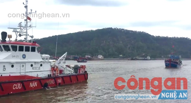 Lai dắt tàu cá gặp nạn và 19 thuyền viên vào bờ an toàn