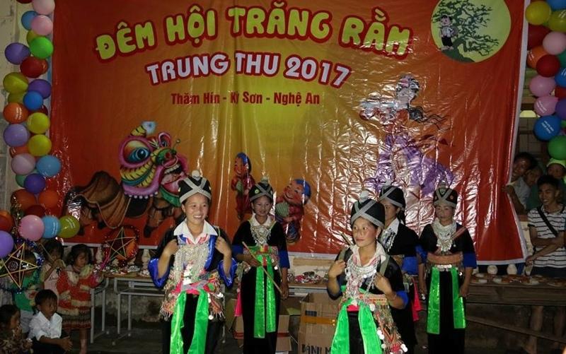 Tiết mục văn nghệ của bản “đêm trung thu miền biên cương”