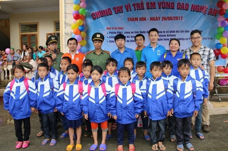 Các đơn vị trao đồng phục cặp sách cho học sinh tiểu học