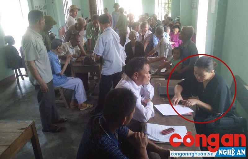 Cảnh báo: Làm sổ vàng truyền thống để 'móc túi' người cao tuổi