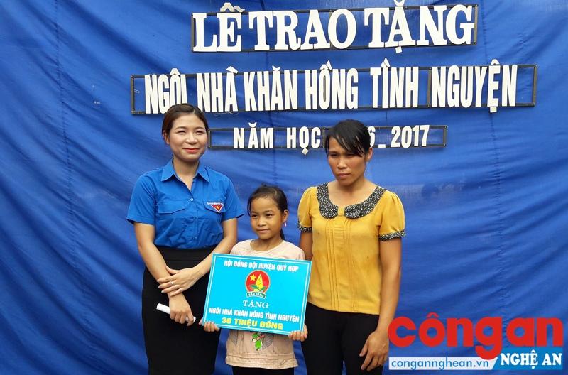 Tặng nhà 'Khăn hồng tình nguyện' cho học sinh nghèo vượt khó
