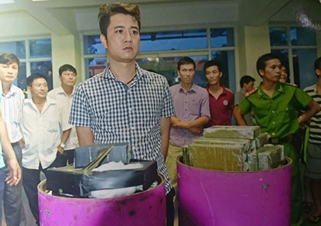 Nguyễn Quốc Hùng và heroin đựng trong bình gas công nghiệp.