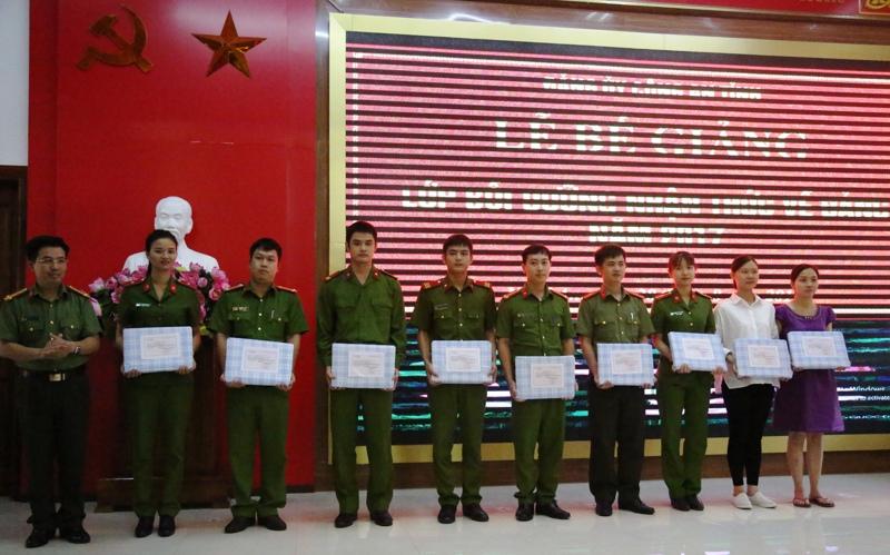 Bế giảng lớp bồi dưỡng nhận thức về Đảng năm 2017