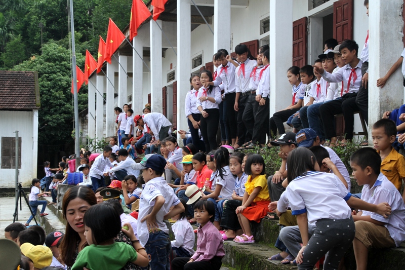 Hàng trăm học sinh nghèo háo hức khi được nhận quà đầu năm học mới.
