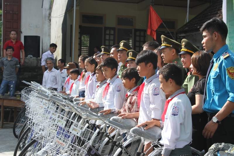 Báo Công an Nghệ An tặng quà cho học sinh nghèo ở bản Cao Vều, xã Phúc Sơn, huyện Anh Sơn, Nghệ An