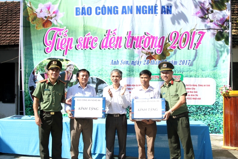Trao quà của Báo Công an Nghệ An cho Ban giám hiệu Nhà trường.