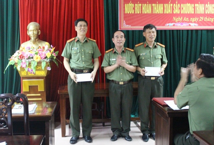 Khen thưởng cho các tập thể có thành tích xuất sắc trong thi đua Quý 3