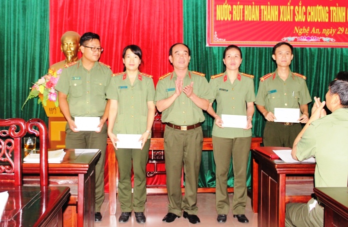 Khen thưởng cho các cá nhân có thành tích trong thi đua Quý 3.