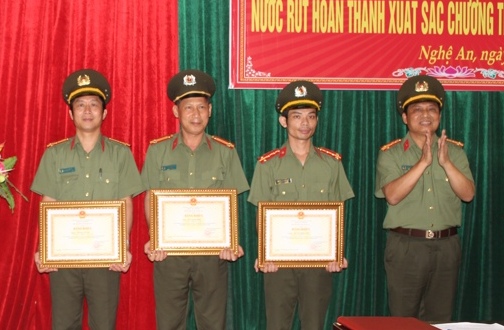 Trao Bằng khen của Bộ trưởng Bộ Công an.