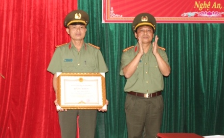 Trao Bằng khen của Chủ tịch UBND tỉnh