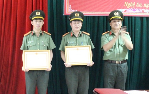Trao Giấy khen của Giám đốc Công an tỉnh Nghệ An.