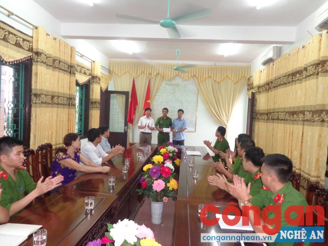UBND huyện Quỳ Châu trao thưởng nóng cho Ban chuyên án