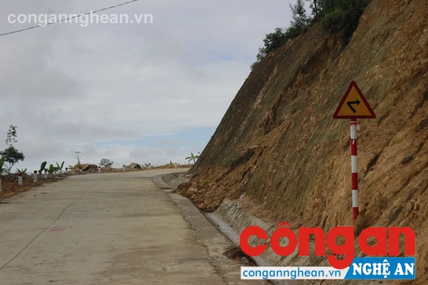 Trên tuyến đường lên núi Đại Huệ, đã xuất hiện cục bộ các điểm sụt trượt 