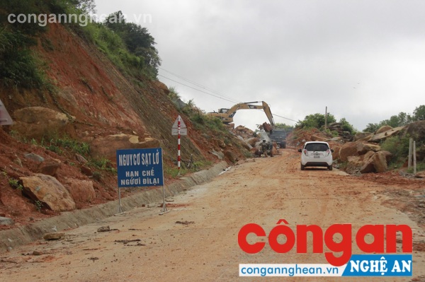 Điểm sụt trượt trên mái ta-luy dương (cách chùa Đại Tuệ 1km) có khối lượng đất, đá bồi lấp lớn, được nhà thầu khẩn trương khắc phục và lắp biển cảnh giới