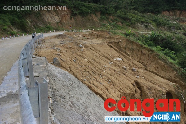 Ngoài sụt trượt ta-luy dương, còn mọt số điểm sạt lở ta -luy âm