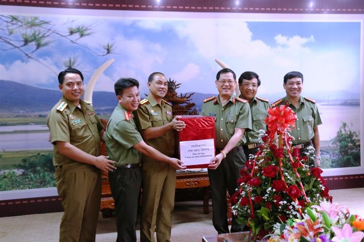 Công an tỉnh Bô ly khăm xay tặng hoa, quà chúc mừng Công an Nghệ An nhân dịp Quốc khánh 2-9