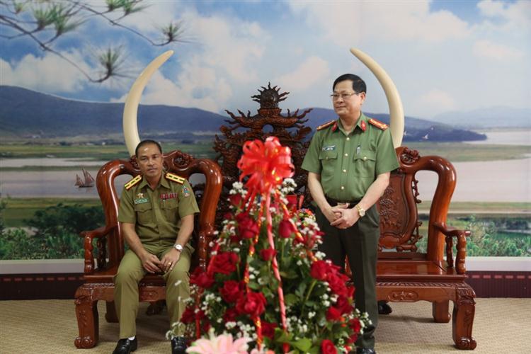 Đồng chí Đại tá Nguyễn Hữu Cầu, Giám đốc Công an tỉnh Nghệ An bày tỏ niềm xúc động và cảm ơn sâu sắc trước những tình cảm của Ban Giám đốc cùng đoàn công tác của Công an tỉnh Bôlykhămxay và Công an các tỉnh có chung đường biên giới với Nghệ An đối với Công an tỉnh Nghệ An