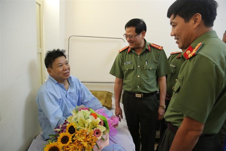 . Đồng chí Đại tá Nguyễn Hữu Cầu và Đại tá Lê Khắc Thuyết thăm hỏi tình hình sức khỏe đồng chí Bua Khưa Lắt Tạ Nạ Vông Xá, Phó Giám đốc Công an tỉnh Bôlykhăm xay (Lào)