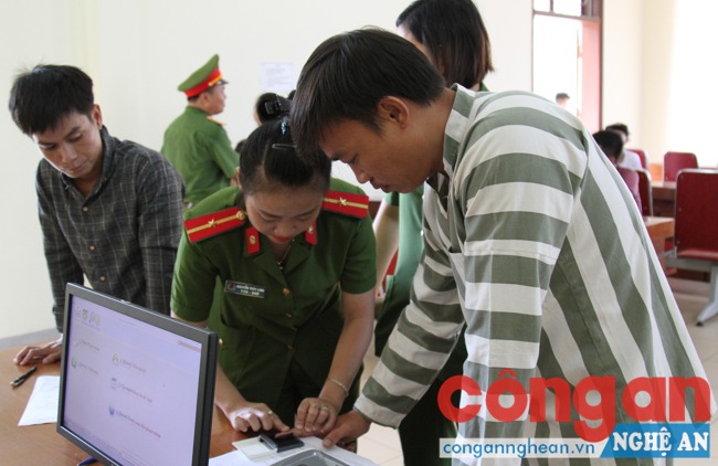 Cán bộ Trại tạm giam làm thủ tục ra trại cho những người chấp hành xong án phạt tù