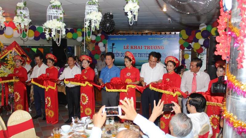 Bí thư tỉnh ủy Lê Đình Sơn và Chủ tịch UBND tỉnh Hà Tĩnh Đặng Quốc Khánh cùng lãnh đạo huyện Nghi Xuân cắt băng khánh thành.