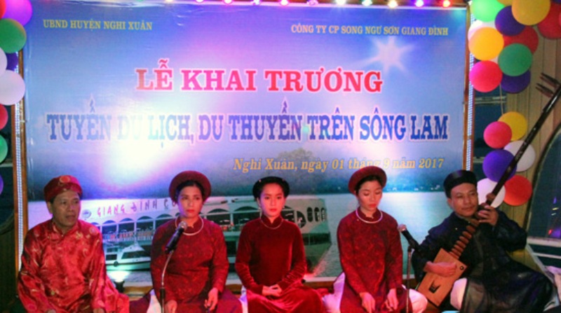 ... Vừa thưởng thức các giai điệu ca trù, dân ca ví dặm xứ Nghệ.
